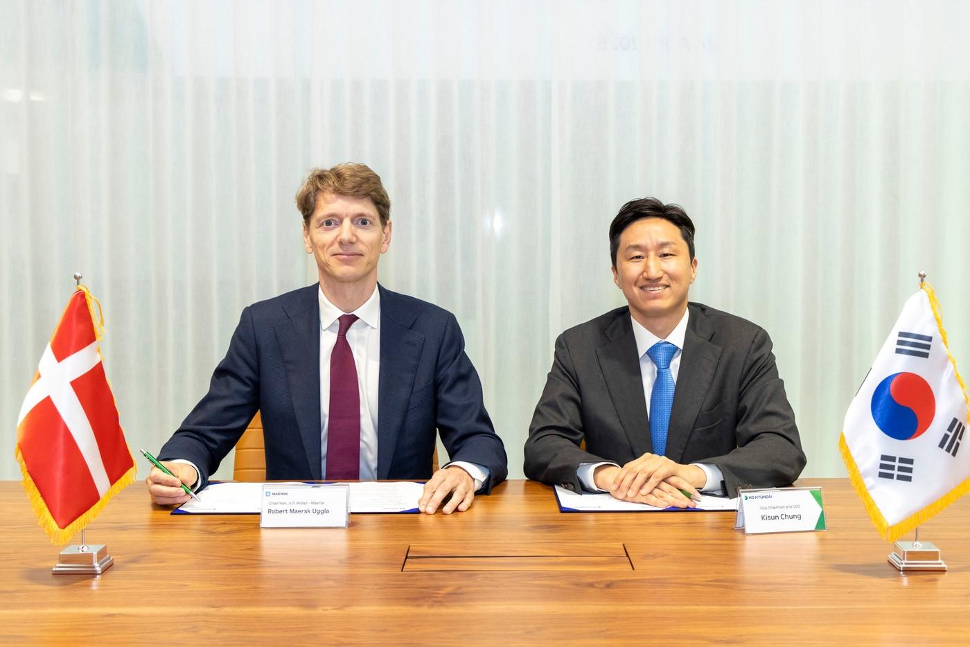 정기선 HD현대 수석부회장(오른쪽)과 로버트 머스크 우글라 의장이 양해각서(MOU)에 서명하고 있다(HD현대 제공)