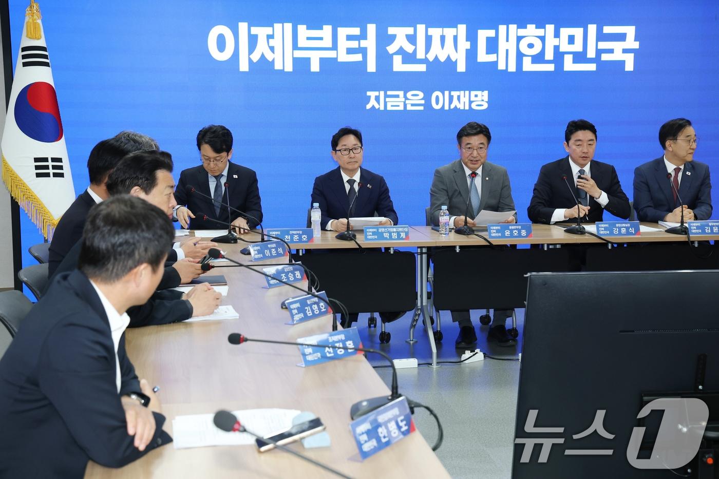 윤호중 더불어민주당 선대위 총괄본부장이 6일 오전 서울 여의도 당사에서 열린 진짜 대한민국 중앙선거대책위원회 총괄본부장단 회의에서 발언하고 있다. 2025.5.6/뉴스1 ⓒ News1 이광호 기자