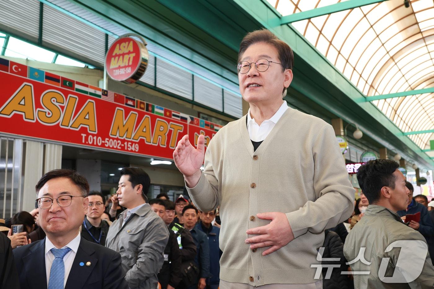 이재명 더불어민주당 대통령 후보가 골목골목 경청투어 이틀차를 맞은 6일 오전 충북 증평군 장뜰시장을 찾아 즉흥 연설을 하고 있다. 2025.5.6/뉴스1 ⓒ News1 안은나 기자