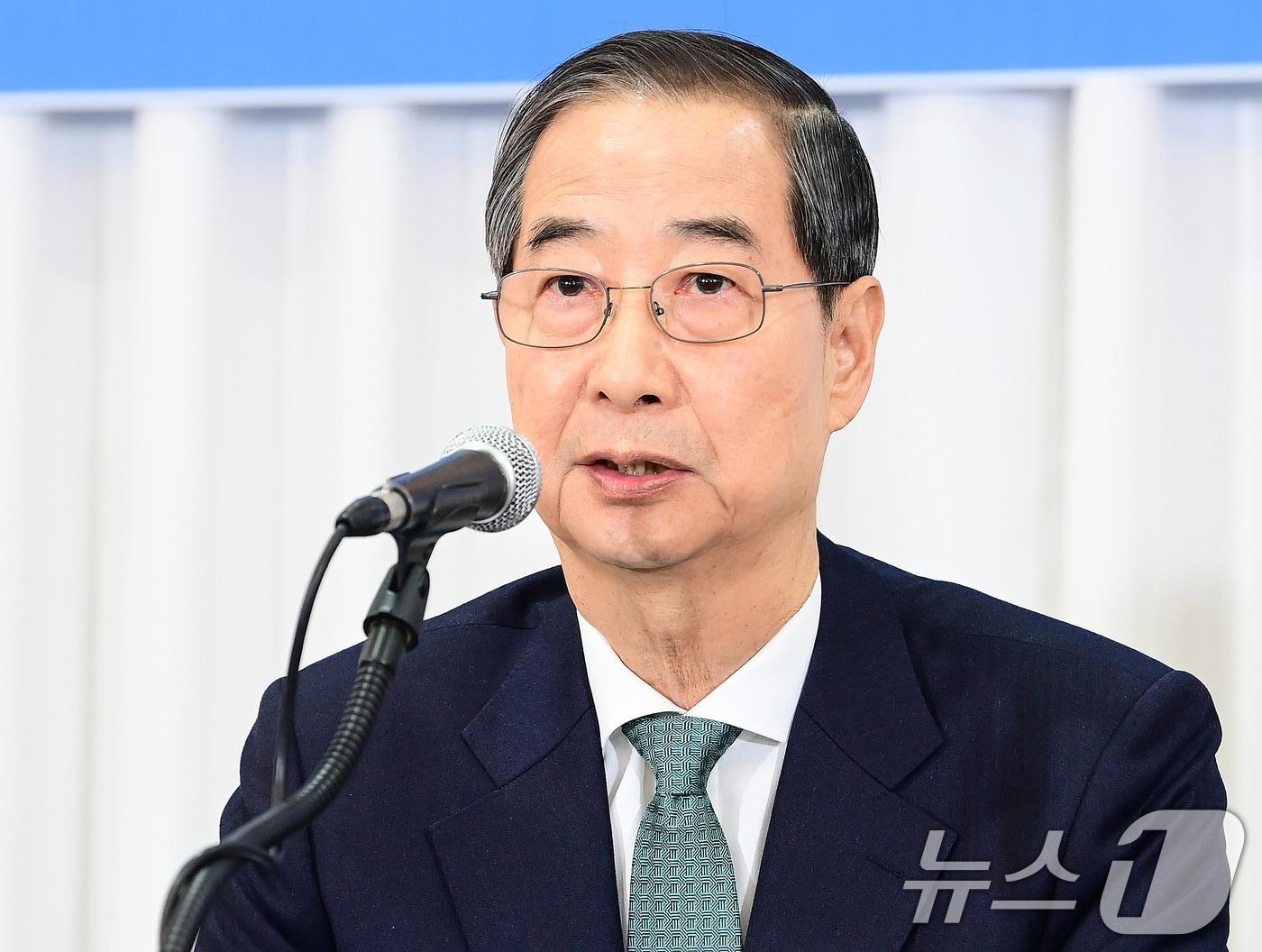 본문 이미지 - 한덕수 무소속 대통령 선거 예비 후보(왼쪽에서 세 번째)가 6일 오전 서울 중구 코리아나 호텔에서 열린 관훈토론회에 참석해 기조연설을 하고 있다. 2025.5.6/뉴스1 ⓒ News1 국회사진취재단