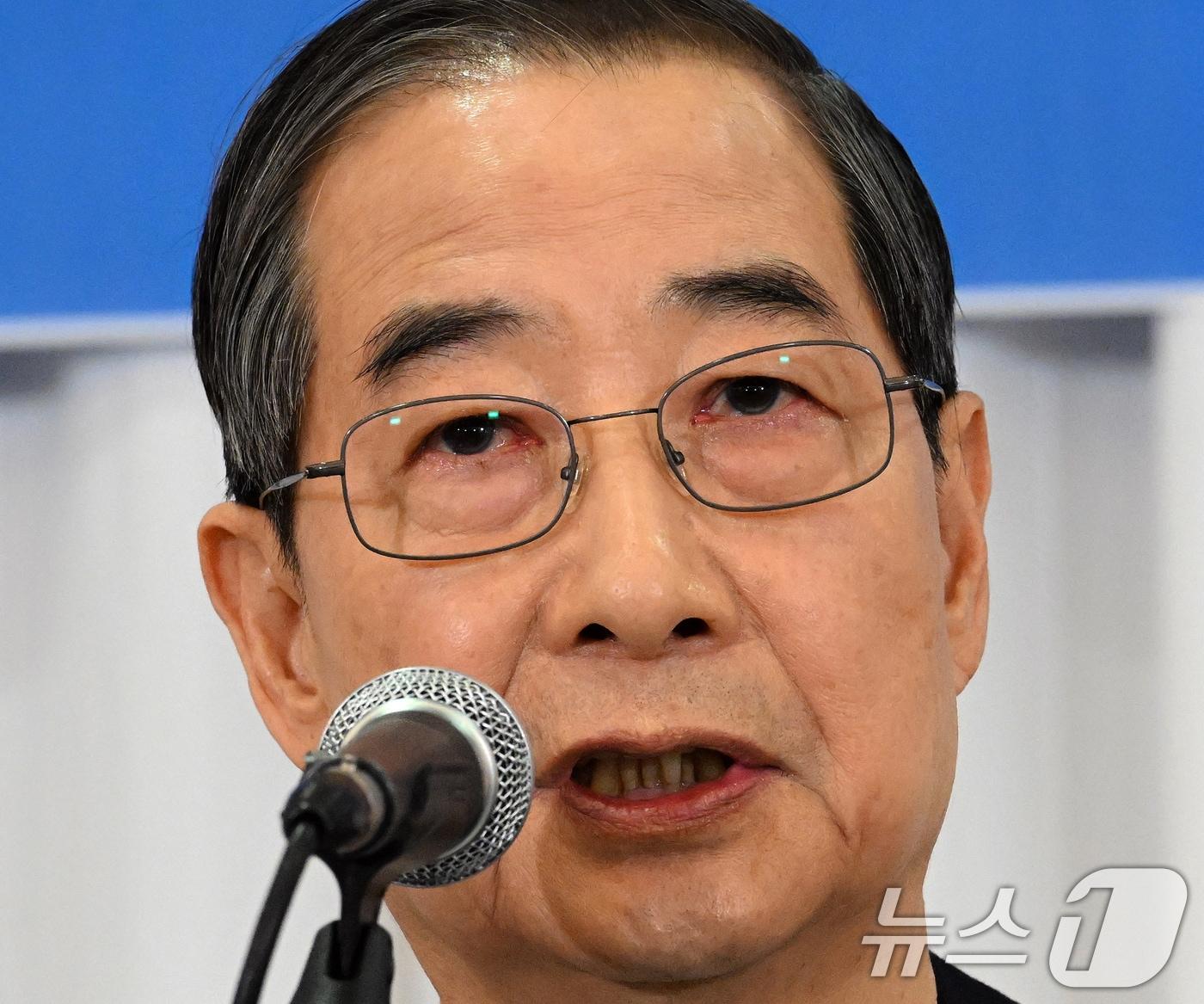 본문 이미지 - 한덕수 무소속 대통령선거 예비후보가 6일 서울 중구 코리아나호텔에서 열린 관훈클럽 초청 토론회에서 기조연설을 하고 있다. 2025.5.6/뉴스1 ⓒ News1 국회사진취재단