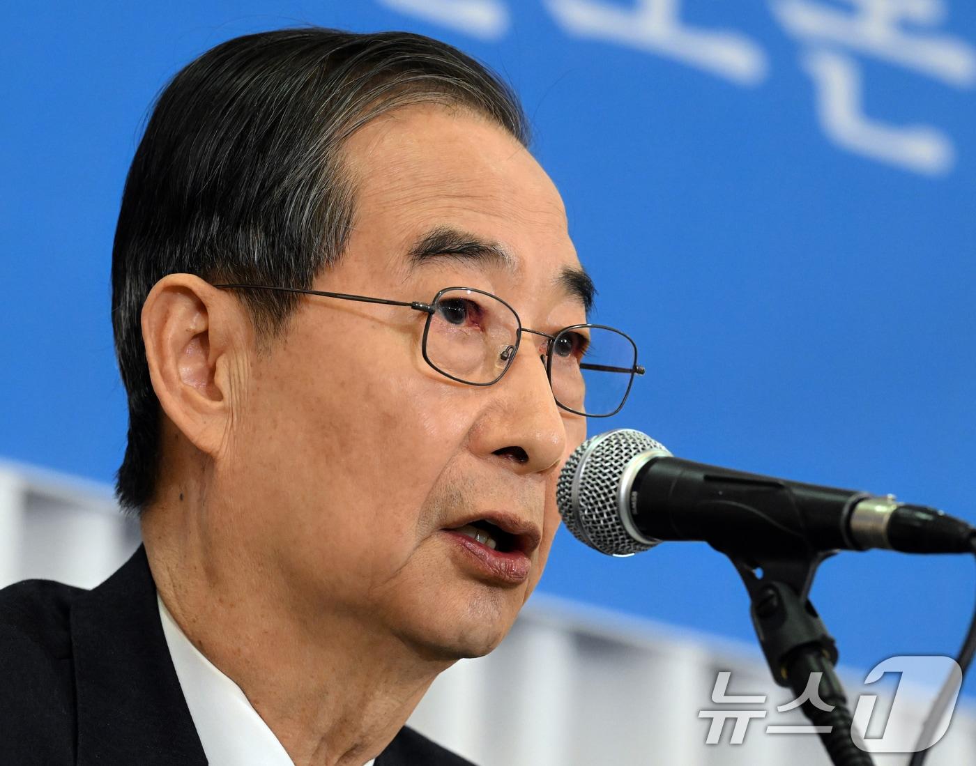 본문 이미지 - 한덕수 무소속 대통령선거 예비후보가 6일 서울 중구 코리아나호텔에서 열린 관훈클럽 초청 토론회에서 기조연설을 하고 있다. 2025.5.6/뉴스1 ⓒ News1 국회사진취재단