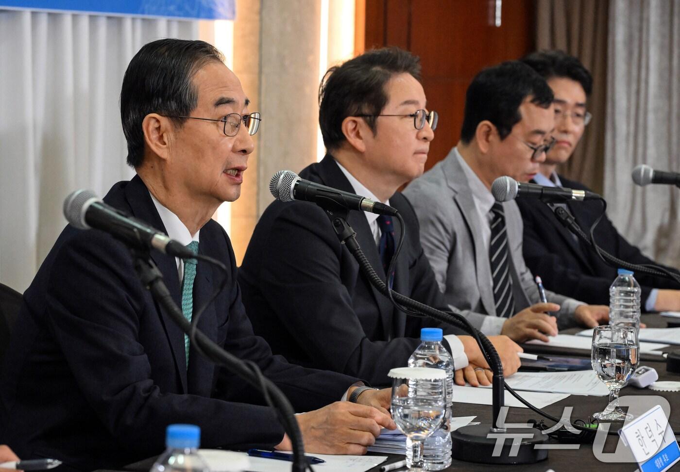 본문 이미지 - 한덕수 무소속 대통령선거 예비후보가 6일 서울 중구 코리아나호텔에서 열린 관훈클럽 초청 토론회에서 기조연설을 하고 있다. 2025.5.6/뉴스1 ⓒ News1 국회사진취재단