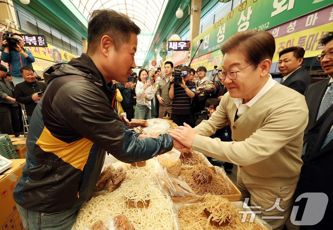 본문 이미지 - 이재명 더불어민주당 대통령 후보가 골목골목 경청투어 이틀차를 맞은 6일 오전 충북 증평군 장뜰시장을 찾아 상인과 인사하고 있다. (공동취재) 2025.5.6/뉴스1 ⓒ News1 안은나 기자