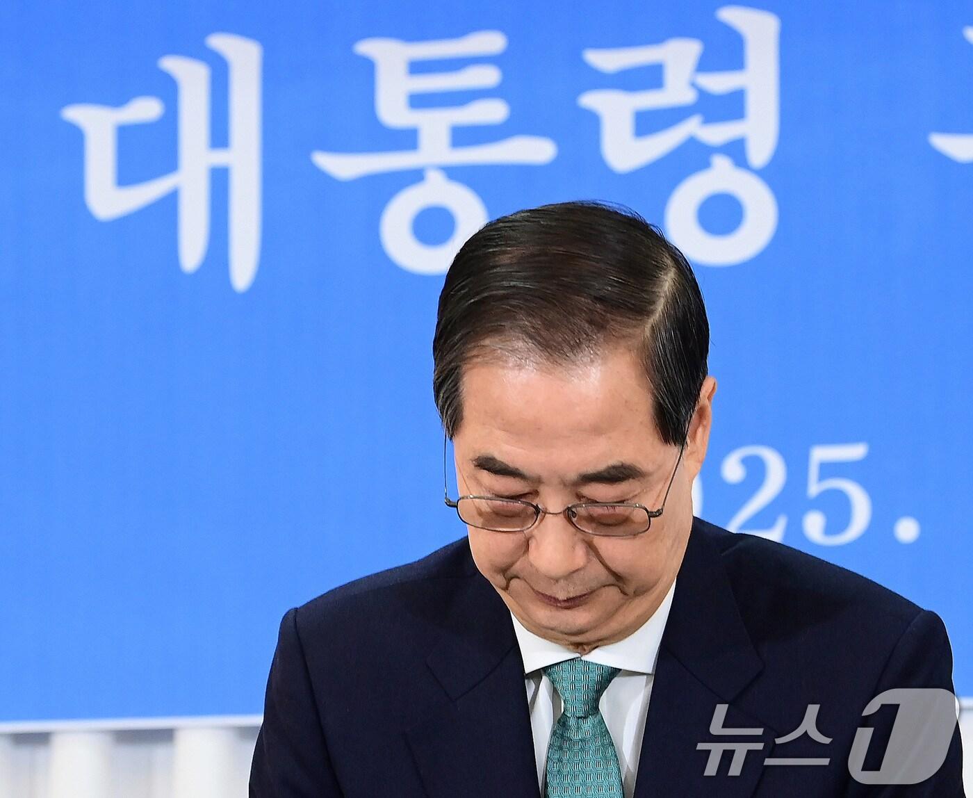 본문 이미지 - 한덕수 무소속 대통령선거 예비후보가 6일 서울 중구 코리아나호텔에서 열린 관훈클럽 초청 토론회에서 인사하고 있다. 2025.5.6/뉴스1 ⓒ News1 국회사진취재단