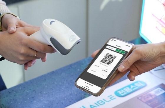 본문 이미지 - 세븐일레븐은 한국은행과의 업무 협약을 통해 디지털화폐 실거래 실험 &#39;한강 프로젝트&#39;에 참여하며 단독으로 테스트 매장을 운영하고 있다. &#40;세븐일레븐 제공&#41;