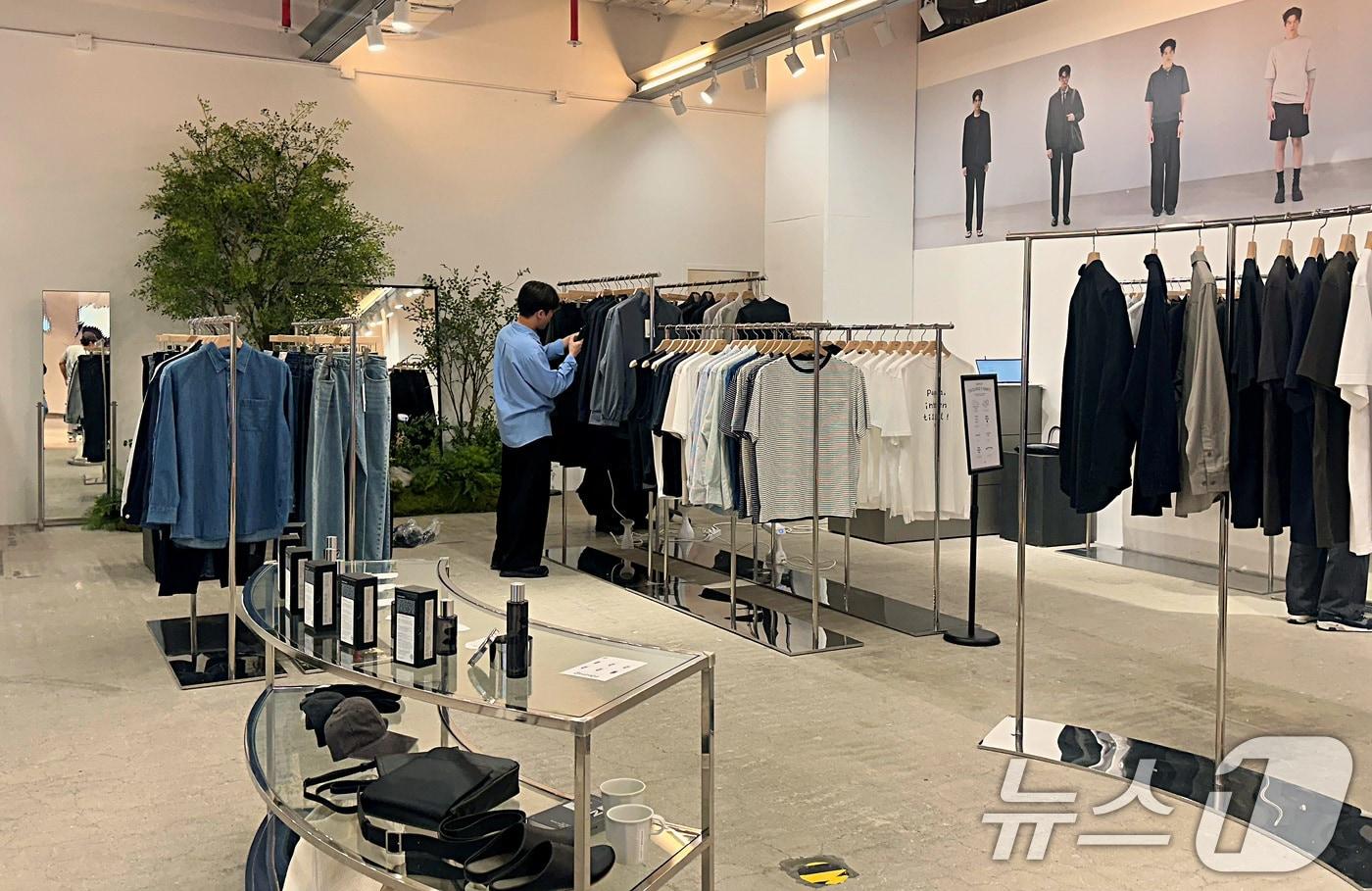 한 고객이 잠실 롯데월드몰 이사칠 팝업스토어에서 상품을 살펴보는 모습. 본 기사 내용과는 무관한 사진.&#40;롯데백화점 제공. 재판매 및 DB금지&#41; 2025.5.6/뉴스1