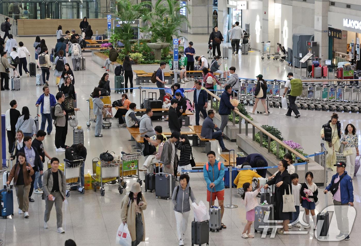 인천국제공항 제1터미널 입국장이 여행을 마치고 일상으로 돌아가려는 이용객들로 붐비고 있다. 2025.5.6/뉴스1 ⓒ News1 장수영 기자