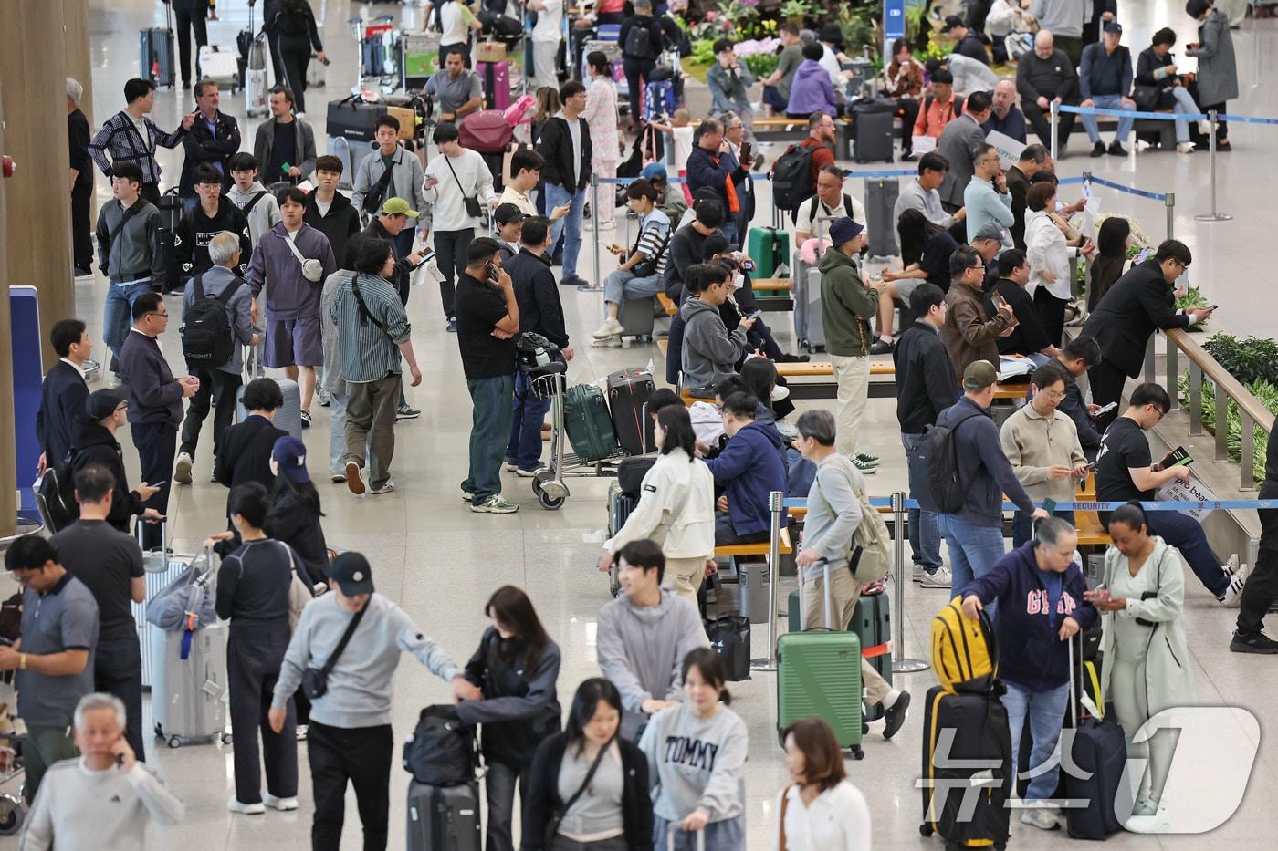 본문 이미지 - 인천국제공항 제1터미널 입국장이 여행을 마치고 일상으로 돌아가려는 이용객들로 붐비고 있다. 2025.5.6/뉴스1 ⓒ News1 장수영 기자
