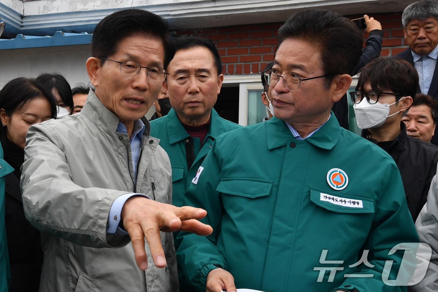 김문수 국민의힘 대통령 후보가 6일 초대형산불피해지역인 경북 영덕군 영덕읍 석리 마을에서 이철우 경북지사의 안내로 피해 상황을 보고 받고 있다. ⓒ News1 최창호 기자
