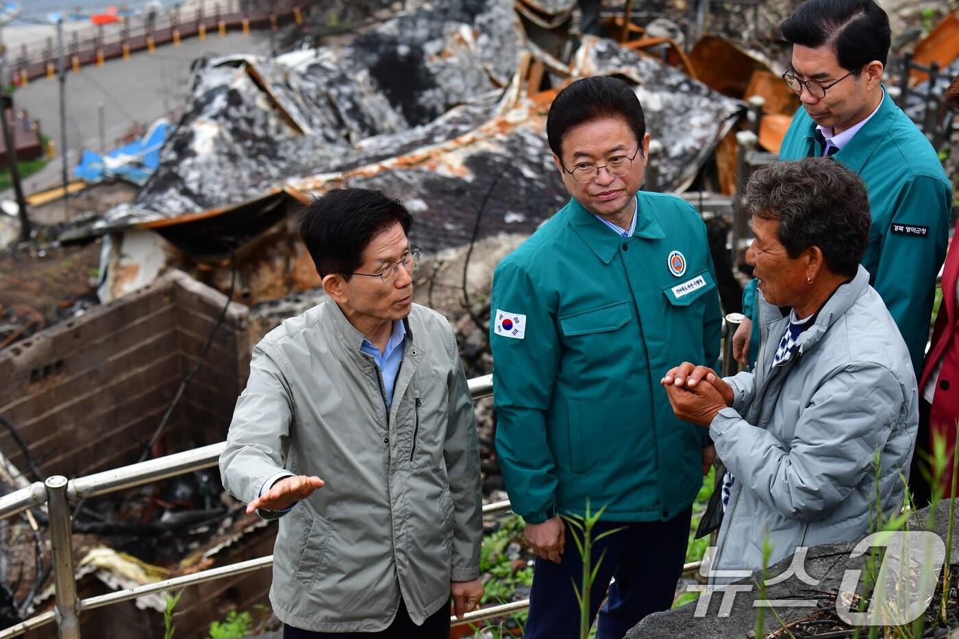 본문 이미지 - 김문수 국민의힘 대통령 후보가 6일 초대형산불피해지역인 경북 영덕군 영덕읍 석리 마을에서 마을 이장으로부터 당시 긴박했던 상황에 대한 설명을 듣고 있다. 2025.5.6/뉴스1 ⓒ News1 최창호 기자