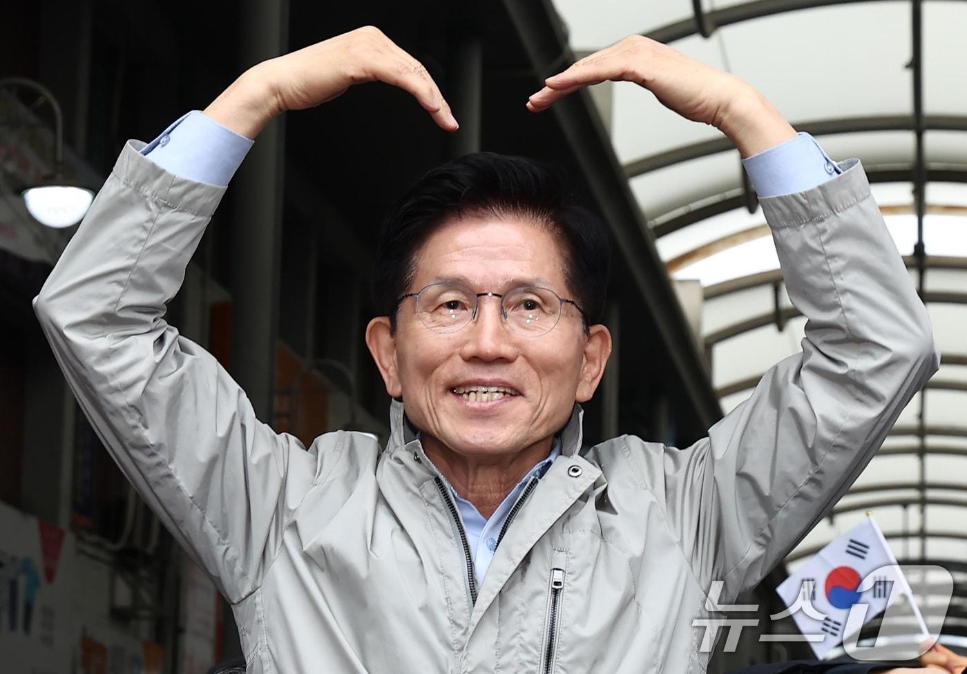 김문수 국민의힘 대통령 후보가 6일 경북 포항시 죽도시장에서 시민들과 인사하며 손하트를 그리고 있다. 2025.5.6/뉴스1 ⓒ News1 김민지 기자