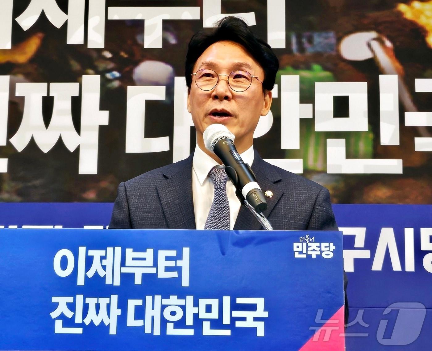 본문 이미지 - 김민석 더불어민주당 상임공동선대위원장 겸 수석최고위원이 6일 대구 중구 삼덕동 민주당 대구시당에서 열린 제21대 대통령선거 진짜대한민국 대구시당 선거대책위원회의에 참석해 발언하고 있다. 2025.5.6/뉴스1 ⓒ News1 남승렬 기자