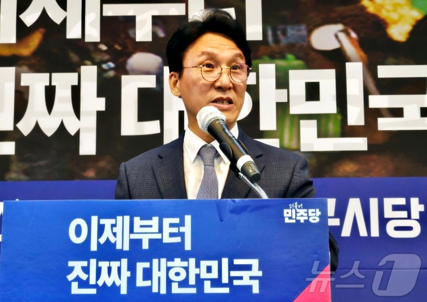본문 이미지 - 김민석 더불어민주당 상임공동선대위원장 겸 수석최고위원이 6일 대구 중구 삼덕동 민주당 대구시당에서 열린 '제21대 대통령선거 진짜대한민국 대구시당 선거대책위원회의'에 참석해 발언하고 있다. ⓒ News1 남승렬 기자