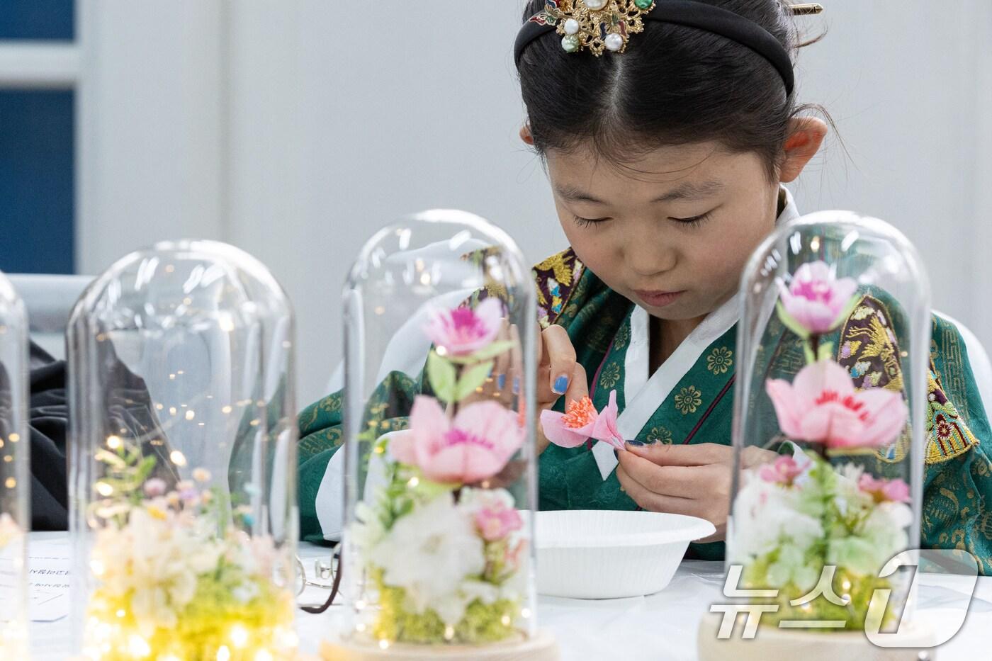 본문 이미지 - 6일 오후 서울 종로구 창경궁 대온실 교육관에서 열린 '효의 궁, 창경궁에서 정조의 효심을 배우다' 행사에 참여한 어린이들이 복숭아꽃 효도등 만들기 체험을 하고 있다. ⓒ News1 이승배 기자