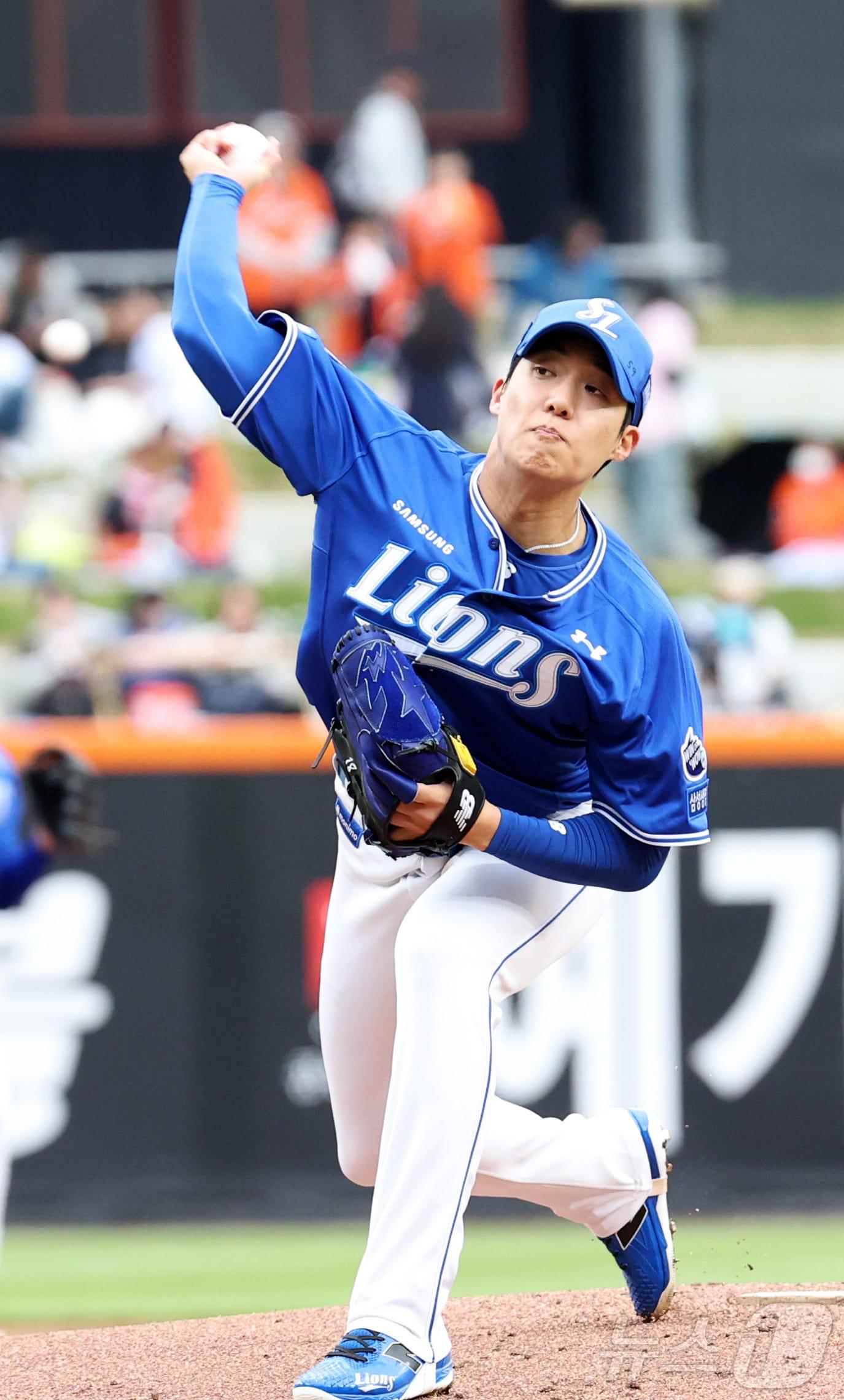 본문 이미지 - 6일 대전 한화생명볼파크에서 열린 &#39;2025 신한 SOL 뱅크 KBO리그&#39; 프로야구 한화 이글스와 삼성라이온즈 경기에서 삼성 선발 원태인이 투구하고 있다. 2025.5.6/뉴스1 ⓒ News1 김기남 기자