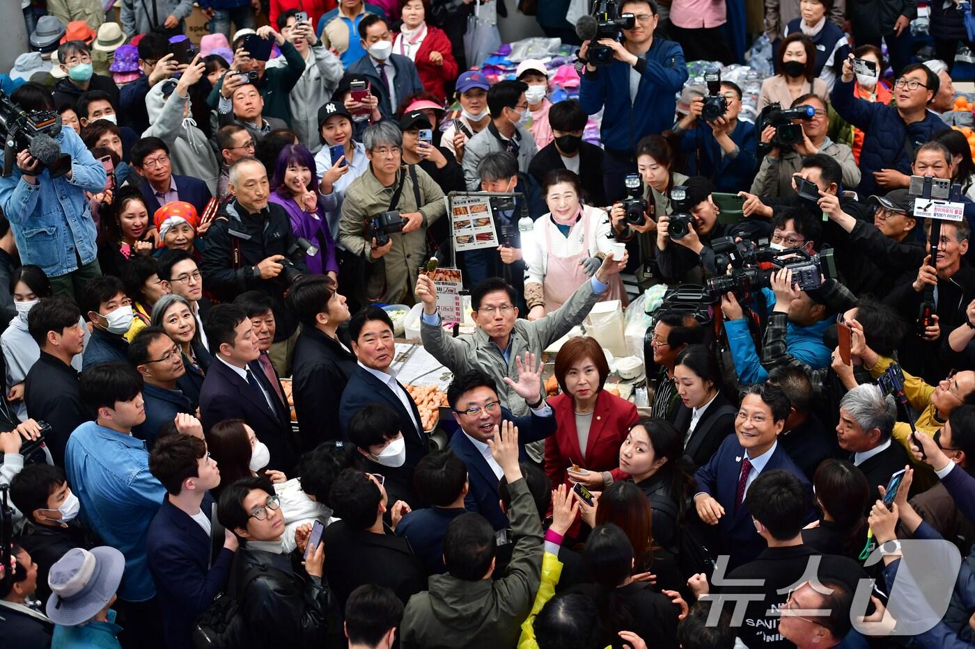 김문수 국민의힘 대통령 후보가 6일 경북 포항시 죽도시장에서 지지자들의 연호 속에 시장 투어를 하고 있다. 2025.5.6/뉴스1 ⓒ News1 최창호 기자