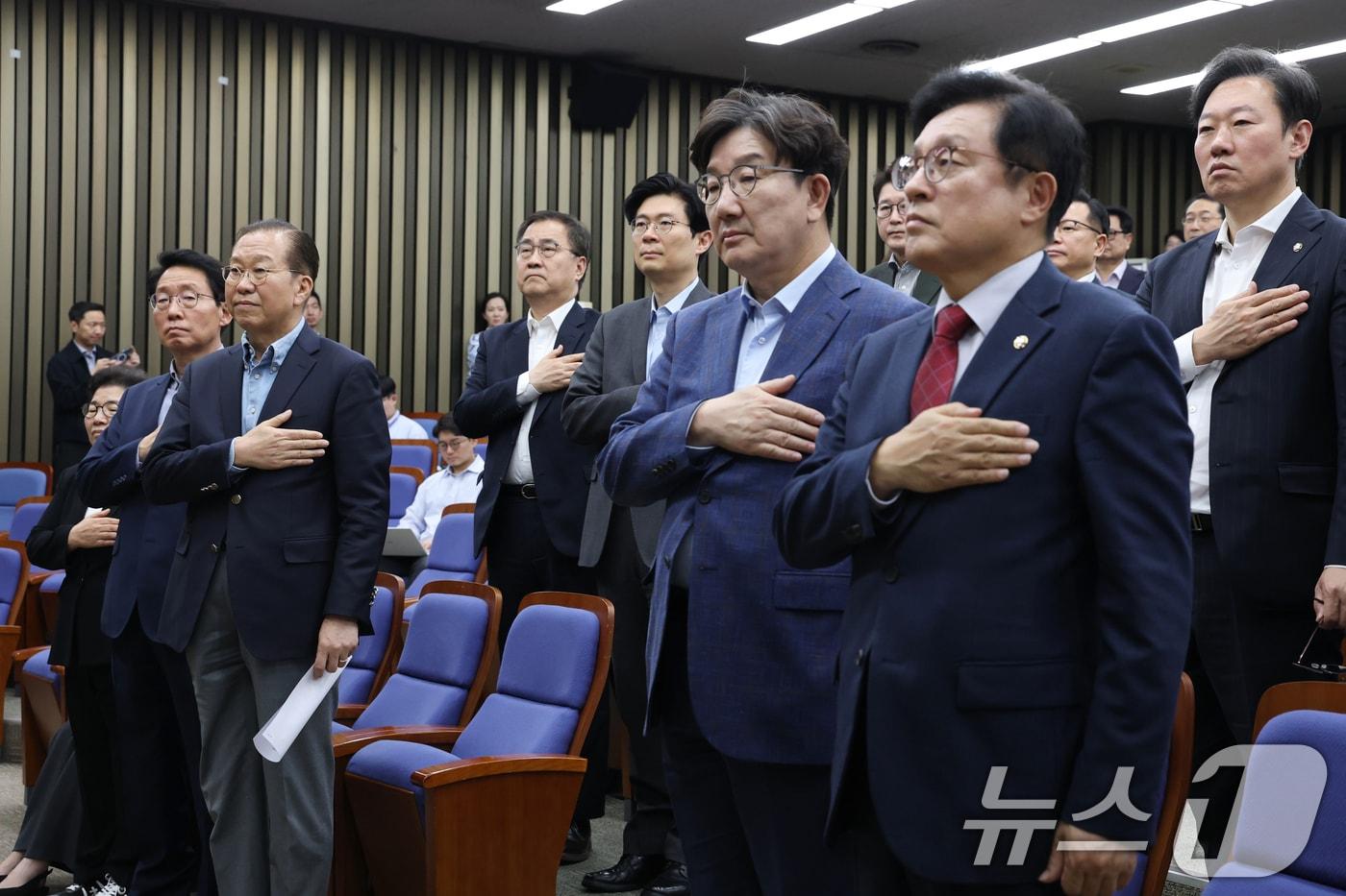 본문 이미지 - 국민의힘 권영세 비상대책위원장과 권성동 원내대표를 비롯한 의원들이 6일 오후 서울 여의도 국회에서 열린 의원총회에서 국기에 경례를 하고 있다. 2025.5.6/뉴스1 ⓒ News1 이광호 기자