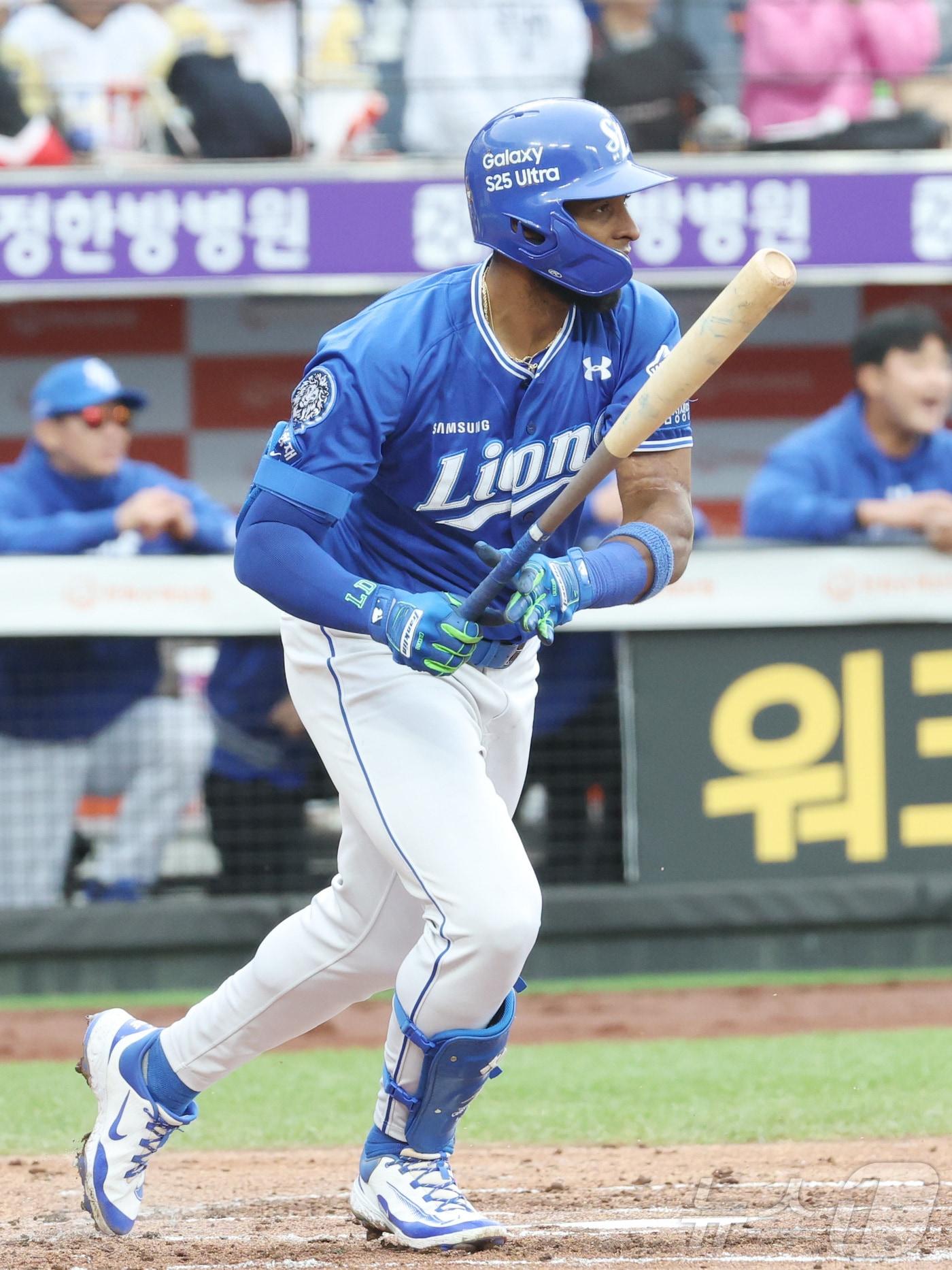 본문 이미지 - 6일 대전 한화생명볼파크에서 열린 '2025 신한 SOL 뱅크 KBO리그' 프로야구 한화 이글스와 삼성라이온즈 경기에서 삼성 3회초 2사 1,2루에서 디아즈가 선취 1타점 안타를 치고 있다. 2025.5.6/뉴스1 ⓒ News1 김기남 기자