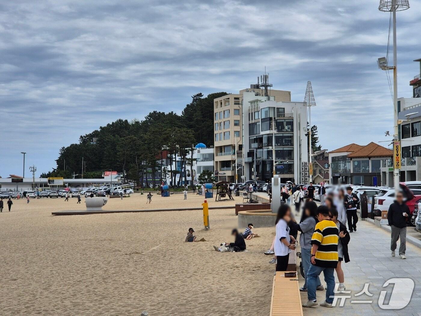 본문 이미지 - 5월 연휴 마지막날인 6일 강원 강릉 커피거리가 위치한 안목해변에 나들이객으로 가득하다.2025.5.6/뉴스1
