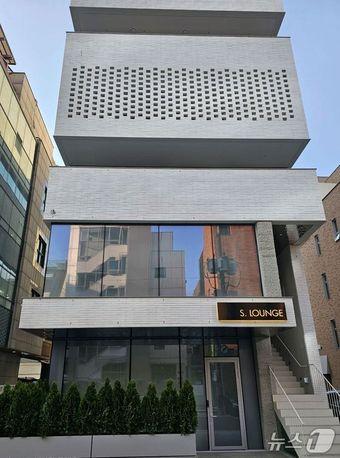 본문 이미지 -  압구정 S라운지 외관 (삼성물산 제공)