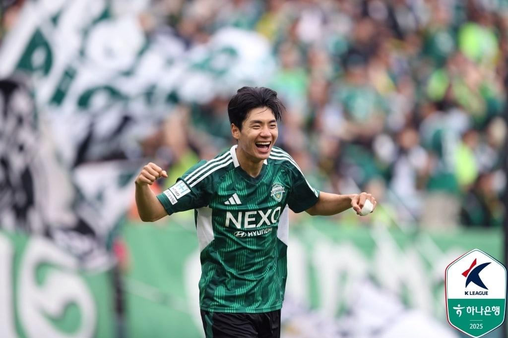 본문 이미지 - 선제골 후 기뻐하는 전진우(한국프로축구연맹 제공) 