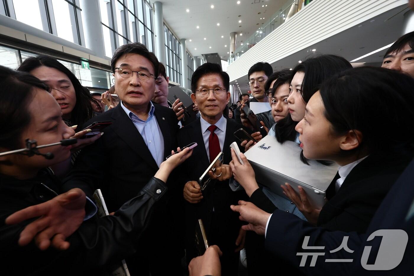 김문수 국민의힘 대통령 후보가 6일 경북 경주시 HICO(정상회의장) 미디어센터를 방문, 단일화 문제를 놓고 당 지도부와 갈등을 빚고 있는 김 후보를 설득하기 위해 내려온 김대식 의원과 함께 이동하고 있다. 2025.5.6/뉴스1 ⓒ News1 김민지 기자