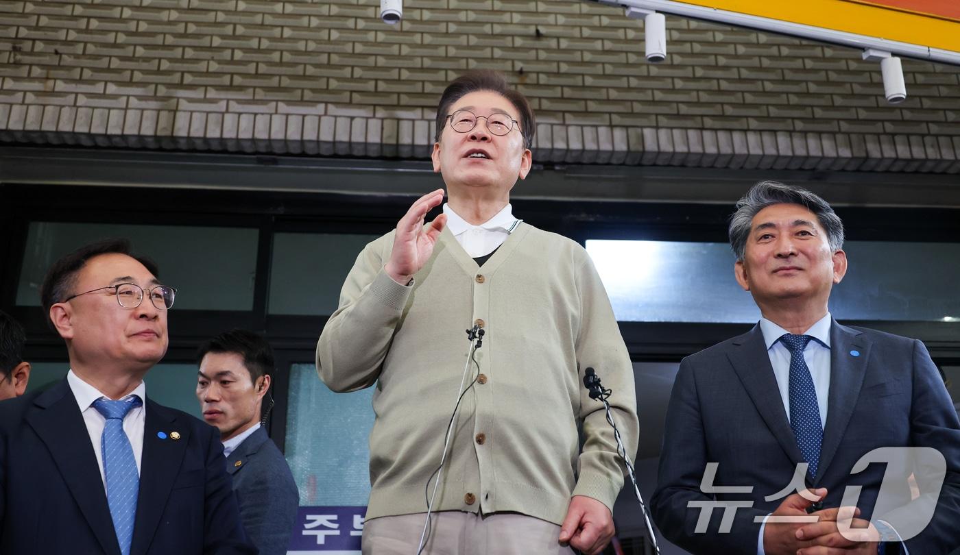 이재명 더불어민주당 대통령 후보가 골목골목 경청투어 이틀차인 6일 오후 충북 영동군 영동중앙시장을 찾아 즉흥 연설을 하고 있다. 2025.5.6/뉴스1 ⓒ News1 안은나 기자