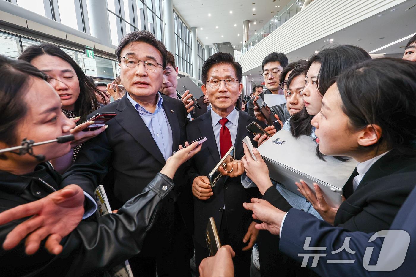 김문수 국민의힘 대통령 후보가 6일 경북 경주시 HICO&#40;정상회의장&#41; 미디어센터를 방문, 단일화 문제를 놓고 당 지도부와 갈등을 빚고 있는 김 후보를 설득하기 위해 내려온 김대식 의원과 함께 이동하고 있다. 2025.5.6/뉴스1 ⓒ News1 김민지 기자