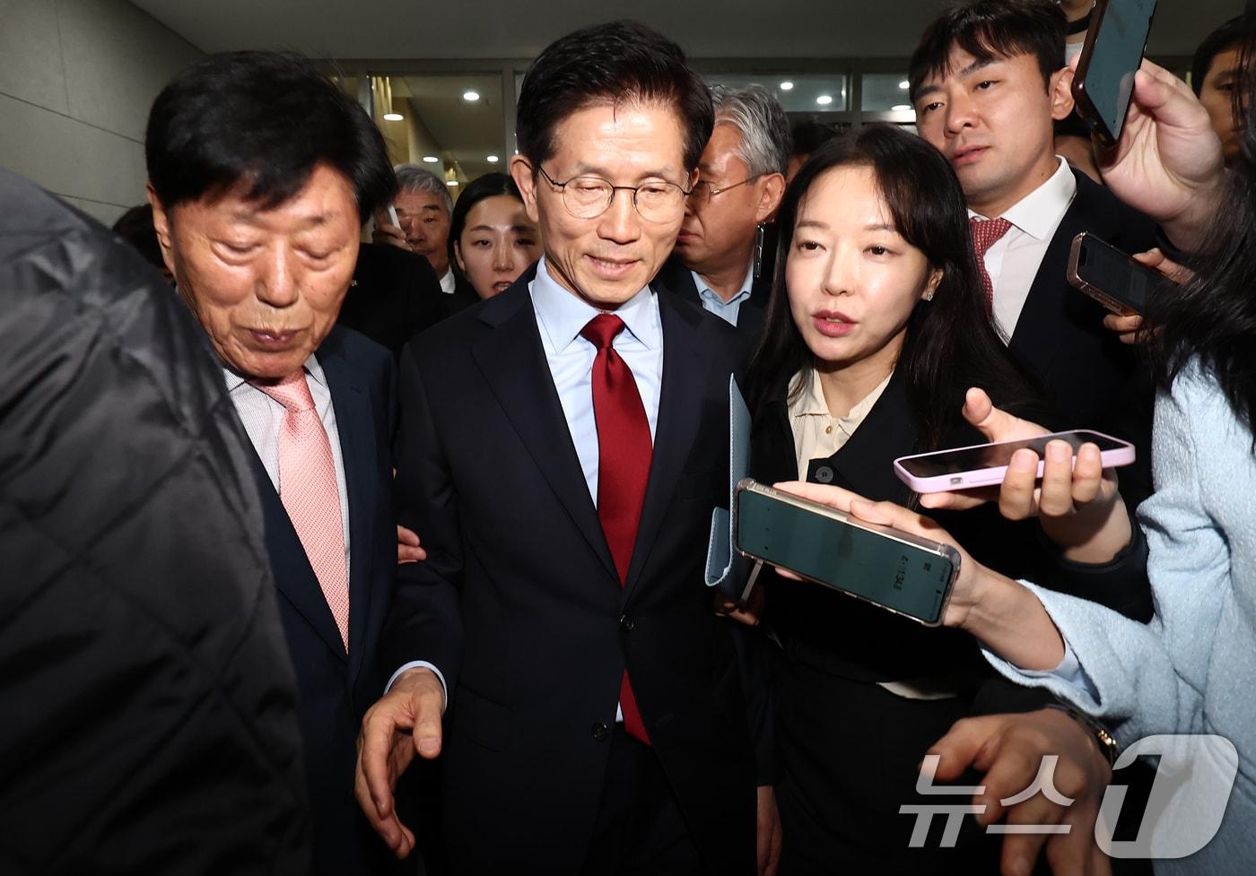 본문 이미지 - 김문수 국민의힘 대통령 후보가 6일 경북 경주시 HICO(정상회의장) 미디어센터에서 단일화 문제를 놓고 당 지도부와 갈등을 빚고 있자 일정 중단을 선언한 뒤 나오고 있다. 2025.5.6/뉴스1 ⓒ News1 김민지 기자