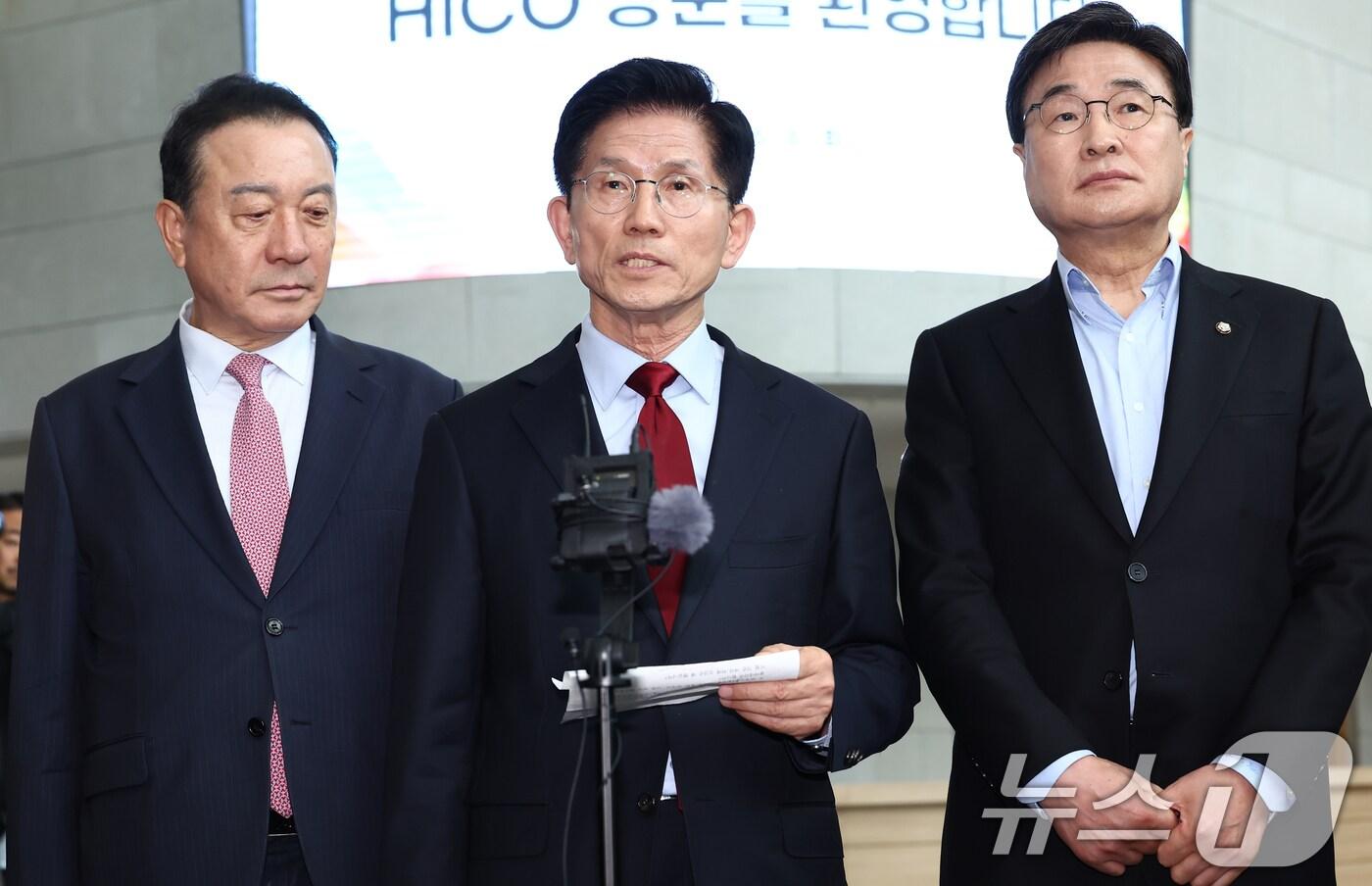 김문수 국민의힘 대통령 후보가 6일 경북 경주시 HICO(정상회의장) 미디어센터에서, 단일화 문제를 놓고 당 지도부와 갈등을 빚고 있는 가운데 브리핑을 하고 있다. 2025.5.6/뉴스1 ⓒ News1 김민지 기자