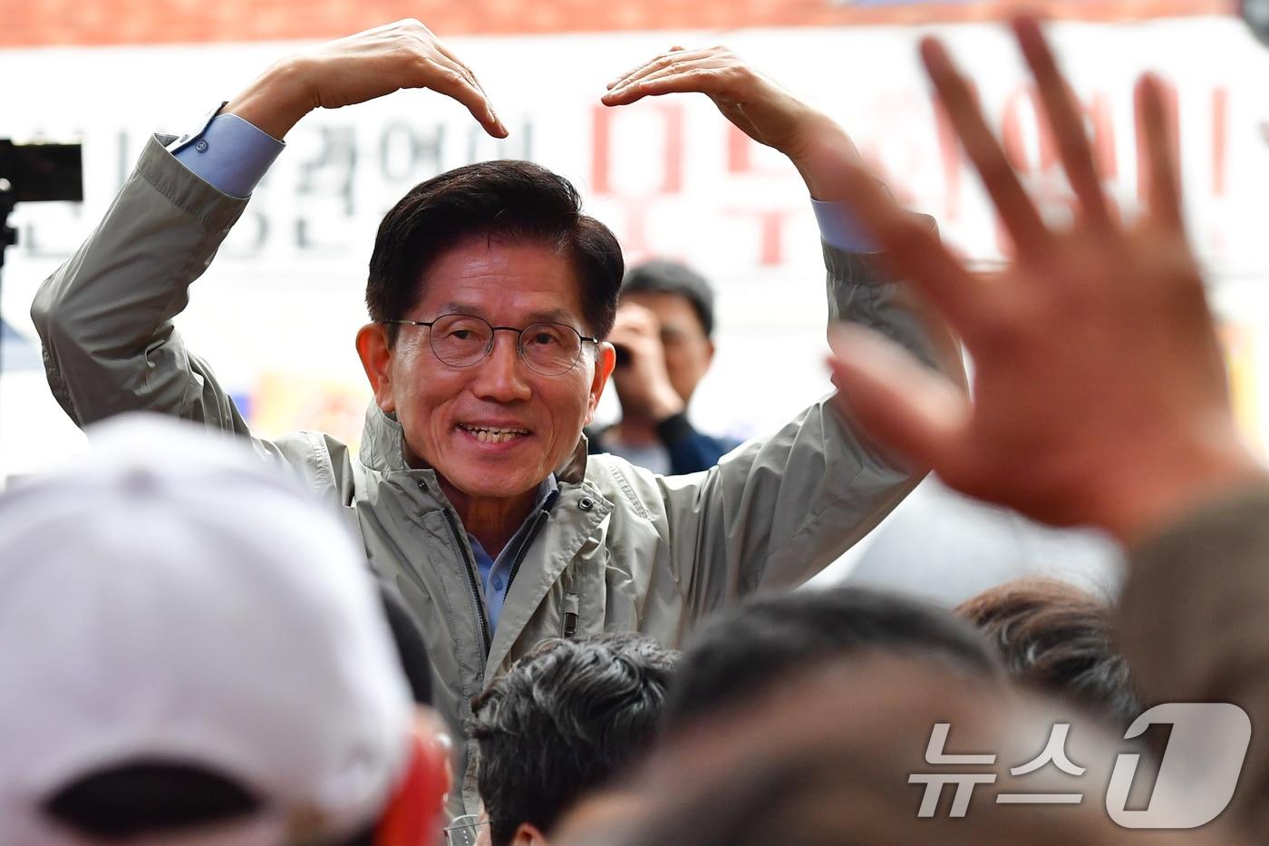 김문수 국민의힘 대통령 후보가 6일 경북 포항시 죽도시장에서 자신을 연호하는 지지자들에게 손 하트를 만들어 답하고 있다. 2025.5.6/뉴스1 ⓒ News1 최창호 기자