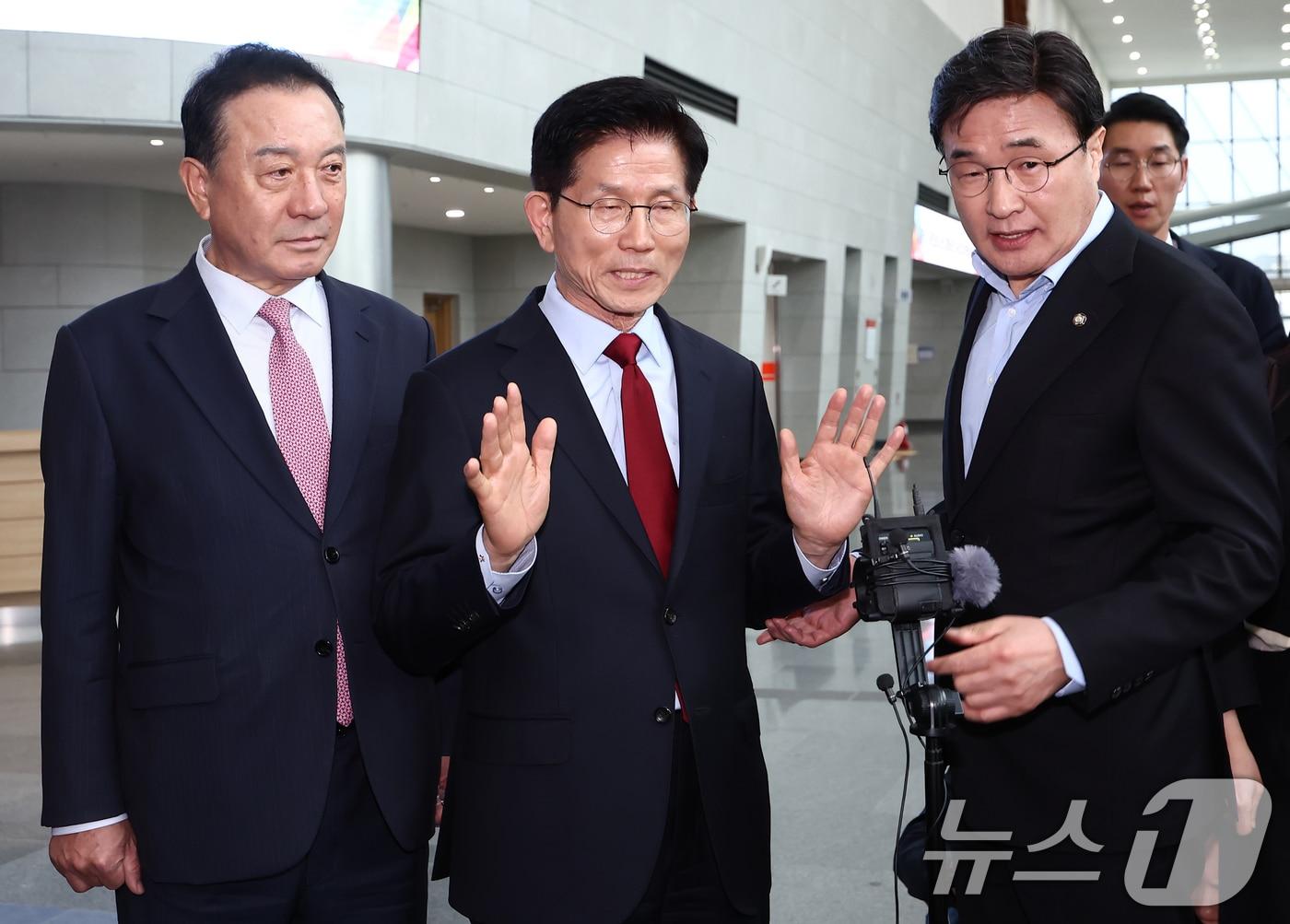 본문 이미지 - 김문수 국민의힘 대통령 후보가 6일 경북 경주시 HICO&#40;정상회의장&#41; 미디어센터에서 단일화 문제를 놓고 당 지도부와 갈등을 빚고 있는 가운데 대구·경북 일정 중단을 선언하고 있다. 2025.5.6/뉴스1 ⓒ News1 김민지 기자