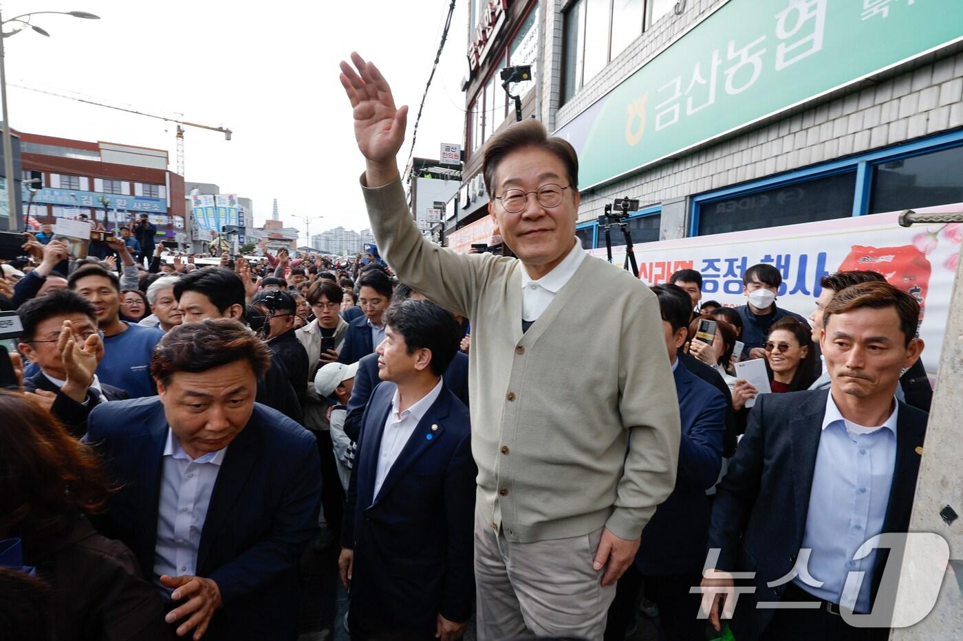 이재명 더불어민주당 대통령 후보가 골목골목 경청투어 이틀차인 6일 오후 충남 금산군 금산로를 찾아 인사하고 있다. 2025.5.6/뉴스1 ⓒ News1 안은나 기자