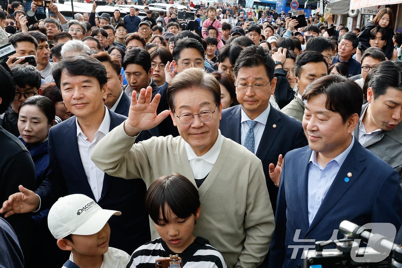 본문 이미지 - 이재명 더불어민주당 대통령 후보가 골목골목 경청투어 이틀차인 6일 오후 충남 금산군 금산로를 찾아 인사하고 있다. 2025.5.6/뉴스1 ⓒ News1 안은나 기자