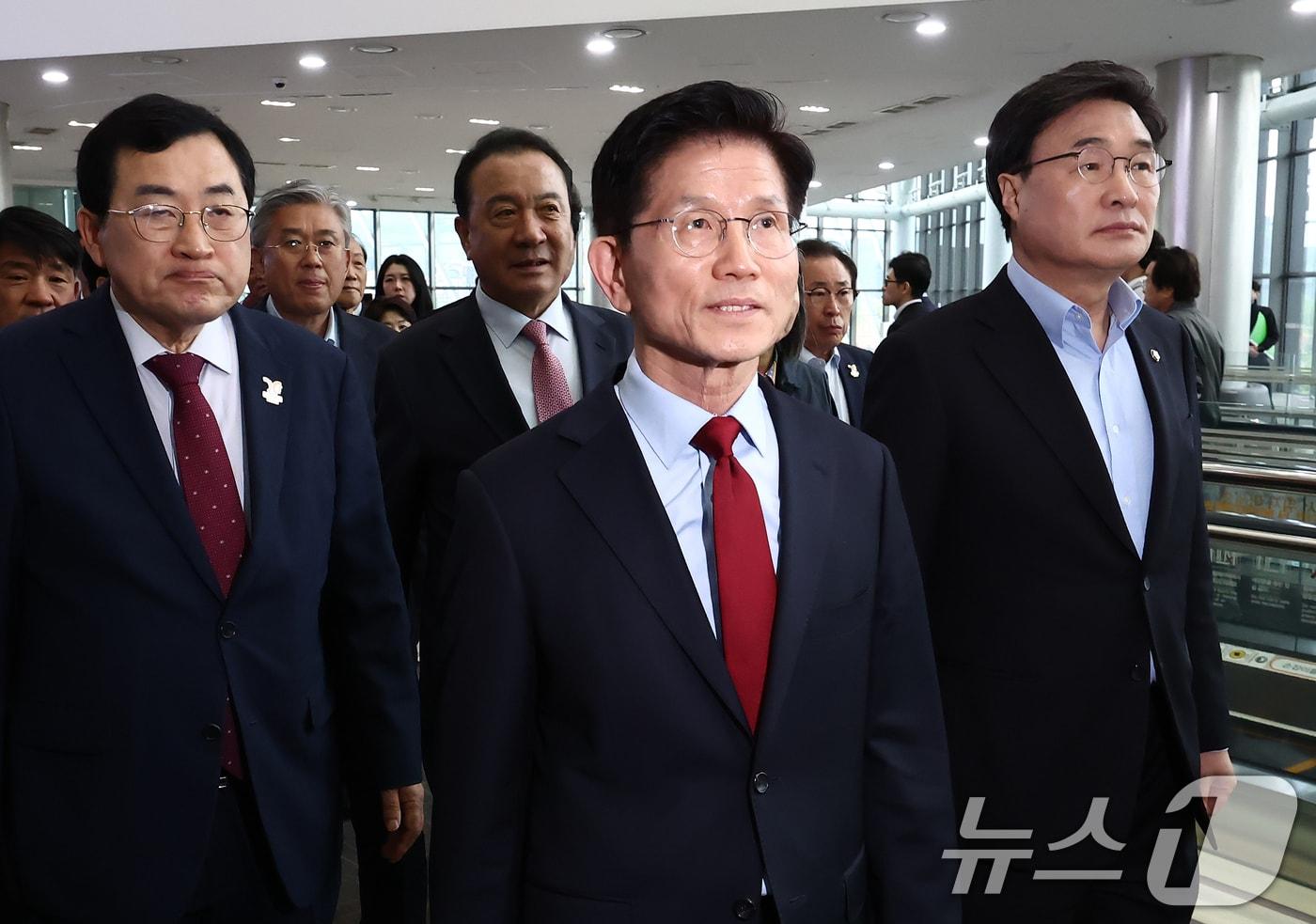 김문수 국민의힘 대통령 후보가 6일 경북 경주시 HICO(정상회의장) 미디어센터에서 단일화 문제를 놓고 당 지도부와 갈등을 빚고 있는 가운데 김 후보 설득에 나선 김대식, 엄태영 의원과 이동하고 있다. 2025.5.6/뉴스1 ⓒ News1 김민지 기자