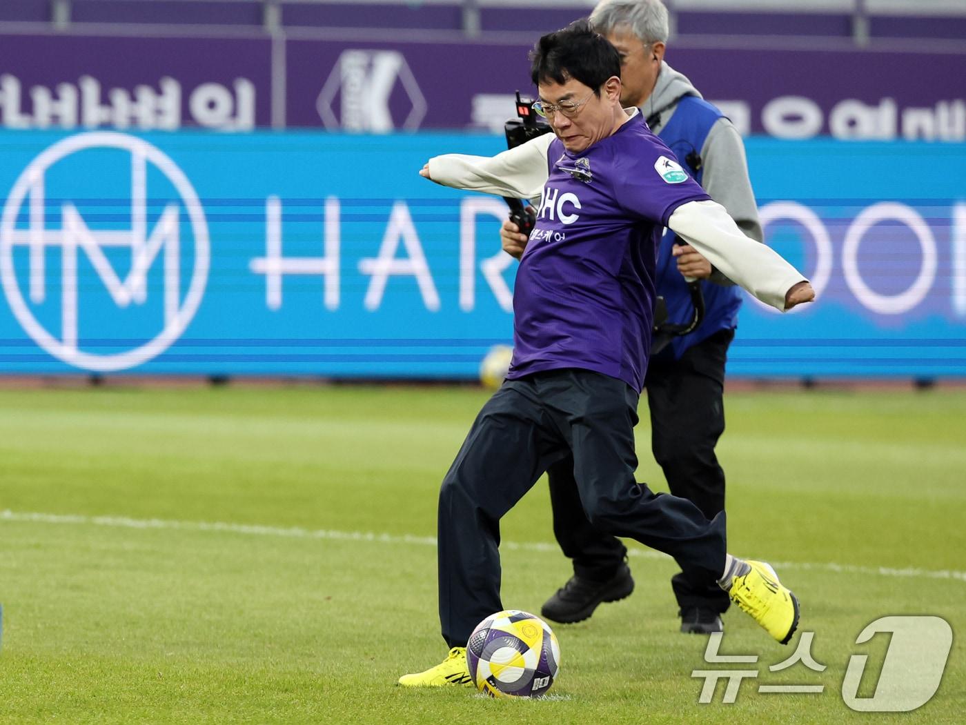 본문 이미지 - 코미디언 이경규가 6일 경기 안양시 안양종합운동장에서 열린 프로축구 하나은행 K리그1 2025 12라운드 FC안양과 FC서울과의 경기에서 시축을 하고 있다. 2025.5.6/뉴스1 ⓒ News1 황기선 기자