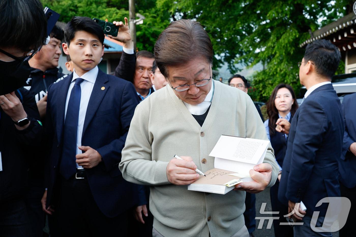 본문 이미지 - 이재명 더불어민주당 대통령 후보가 골목골목 경청투어 이틀차인 6일 오후 전북 장수군 오옥마을에서 사인을 해주고 있다. 2025.5.6/뉴스1 ⓒ News1 안은나 기자