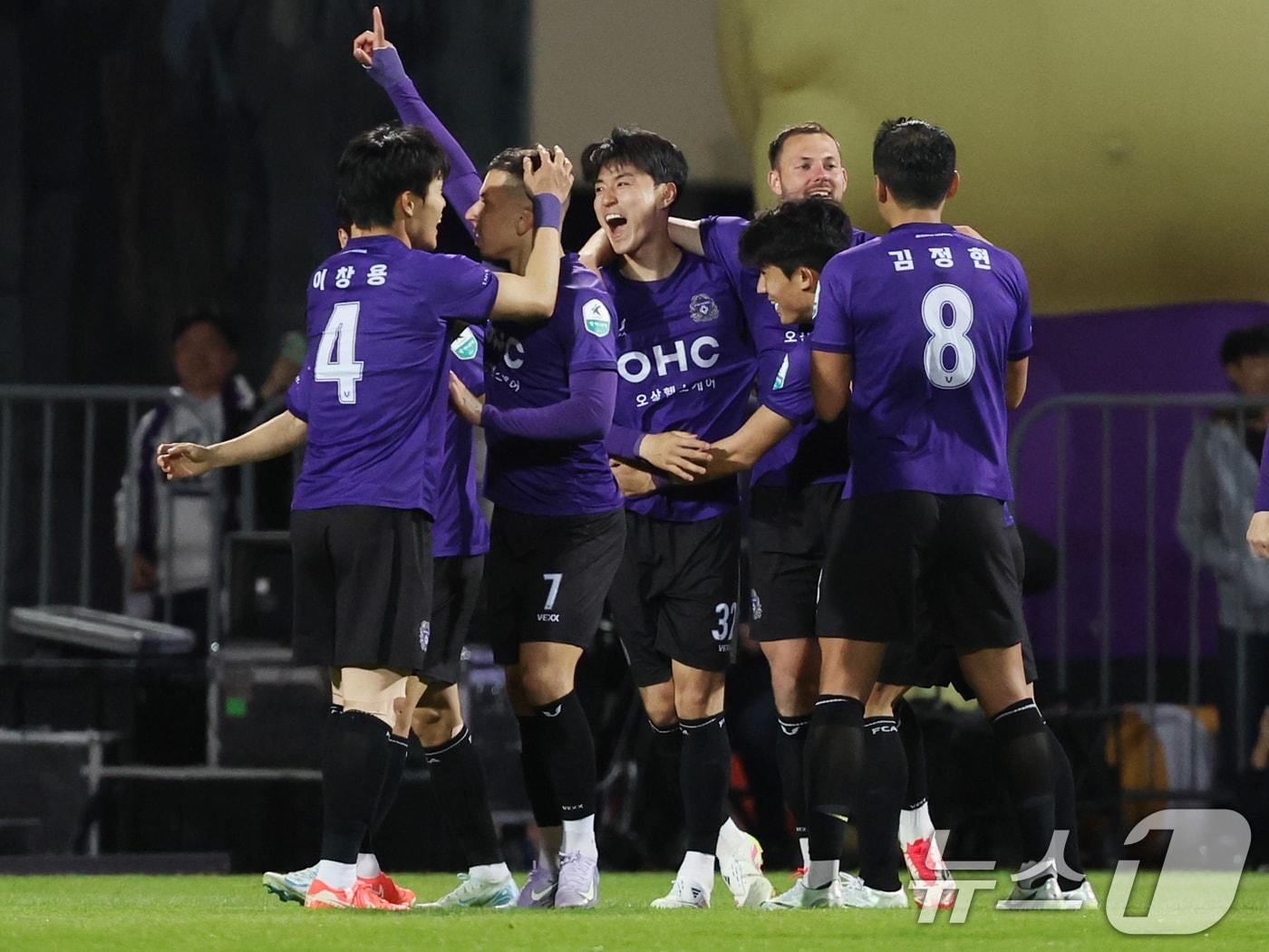 본문 이미지 - 서울전에서 득점 후 기뻐하는 안양 선수들 2025.5.6/뉴스1 ⓒ News1 황기선 기자