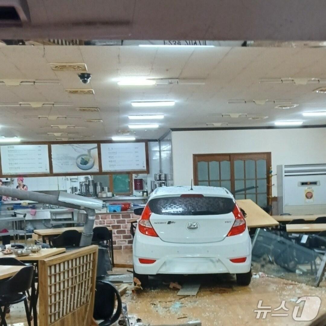 본문 이미지 - 6일 오후 4시19분쯤 대구 달서구 도원동에서 승용차가 식당 안으로 돌진해 손님 등 2명이 중경상을 입었다.(대구소방안전본부 제공, 재판매 및 DB 금지)