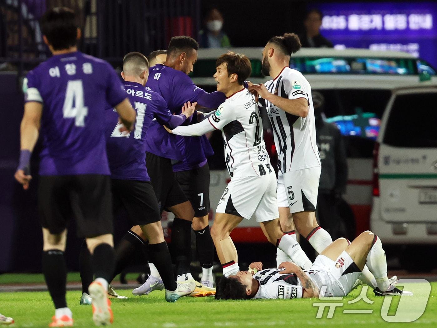 본문 이미지 - 6일 경기 안양시 안양종합운동장에서 열린 프로축구 하나은행 K리그1 2025 12라운드 FC안양과 FC서울과의 경기에서 양팀선수들이 언쟁을 벌이고 있다. ⓒ News1 황기선 기자