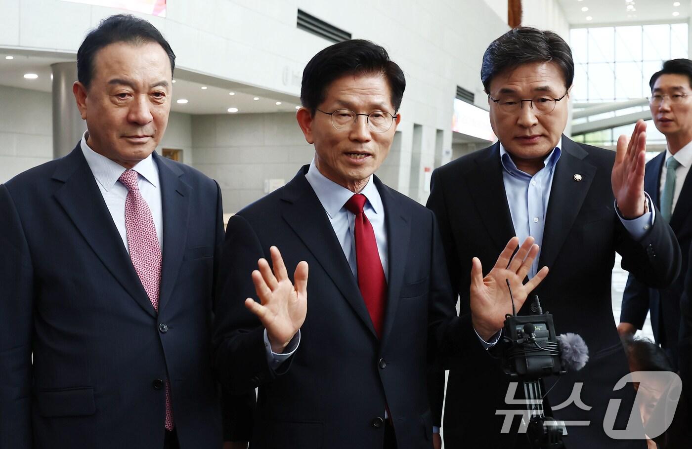 김문수 국민의힘 대통령 후보가 6일 경북 경주시 HICO(정상회의장) 미디어센터에서 단일화 문제를 놓고 당 지도부와 갈등을 빚고 있자 일정 중단을 선언하고 있다. 2025.5.6/뉴스1 ⓒ News1 김민지 기자