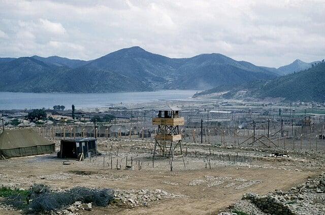 본문 이미지 - 거제도 포로수용소. (출처: 한국저작권위원회, CC BY 4.0 <https://creativecommons.org/licenses/by/4.0>, via Wikimedia Commons)