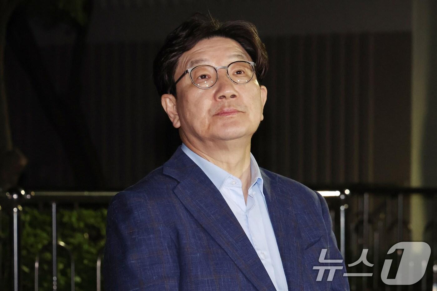 본문 이미지 - 권성동 국민의힘 원내대표가 후보 단일화 문제로 당 지도부와 갈등을 겪고 있는 김문수 대통령 후보를 만나기 위해 6일 서울 관악구 김 후보의 집 앞에서 기다리고 있다. 2025.5.6/뉴스1 ⓒ News1 김명섭 기자