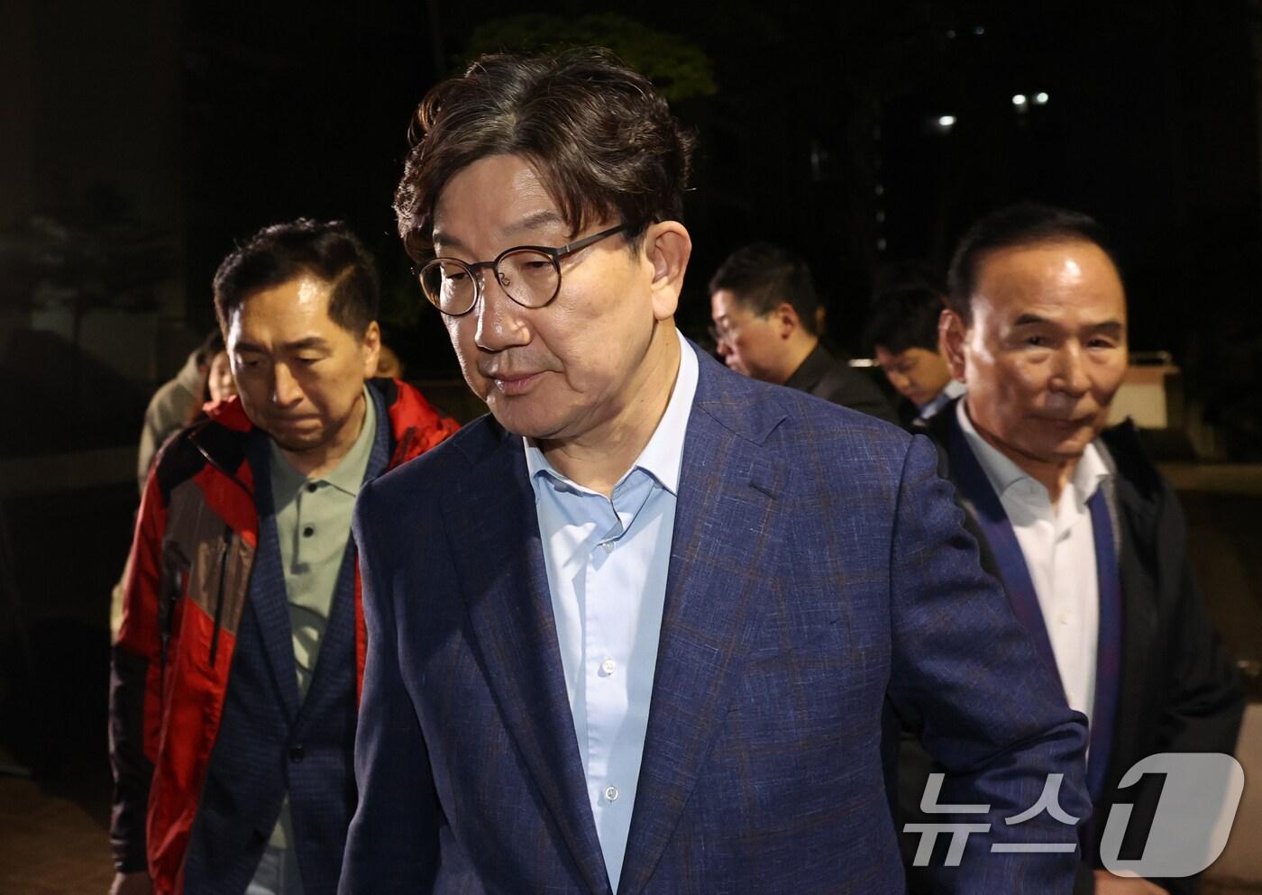 본문 이미지 - 권성동 국민의힘 원내대표가 후보 단일화 문제로 당 지도부와 갈등을 겪고 있는 김문수 대통령 후보를 만나기 위해 6일 밤 서울 관악구 김 후보의 집 앞에서 김 후보를 기다리다 만나지 못하고 발걸음을 돌리고 있다. 2025.5.6/뉴스1 ⓒ News1 김명섭 기자