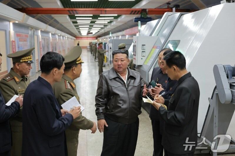 본문 이미지 - &#40;평양 노동신문=뉴스1&#41; = 당 기관지 노동신문은 7일 김 총비서가 &#34;제2경제위원회 산하 중요군수기업소들을 현지지도하고 포탄생산 및 기계공업부문 실태를 료해&#40;점검&#41;했다&#34;라고 보도했다.[국내에서만 사용가능. 재배포 금지. DB 금지. For Use Only in the Republic of Korea. Redistribution Prohibited] rodongphoto@news1.kr