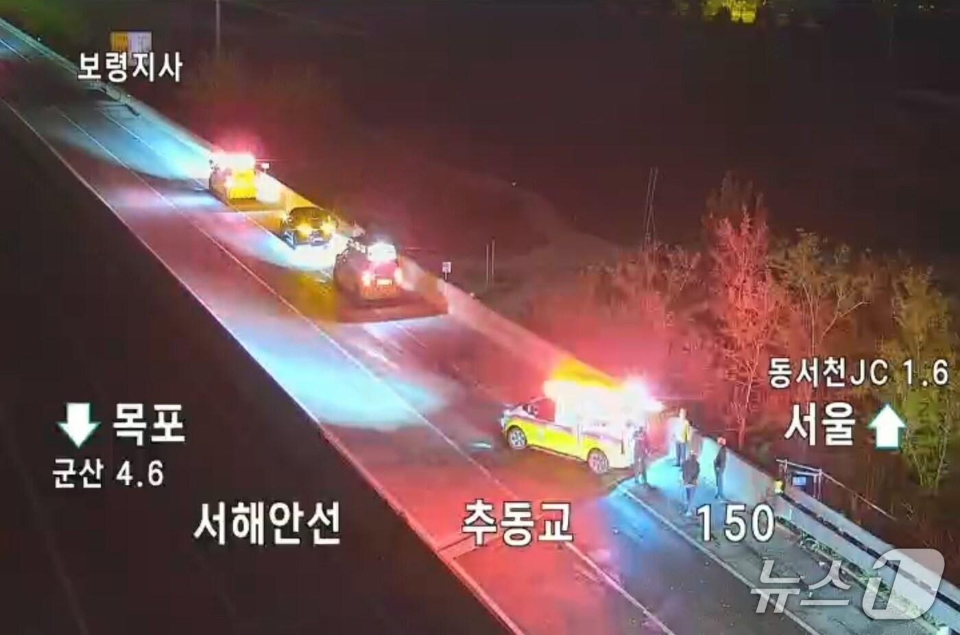 충남 서천 화양면 서해안고속도로 동서천IC 인근 교통사고 현장. (도로공사 CCTV 갈무리) / 뉴스1