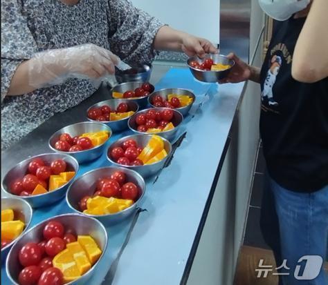 본문 이미지 -  과일 배식 사진.(서울시 제공)