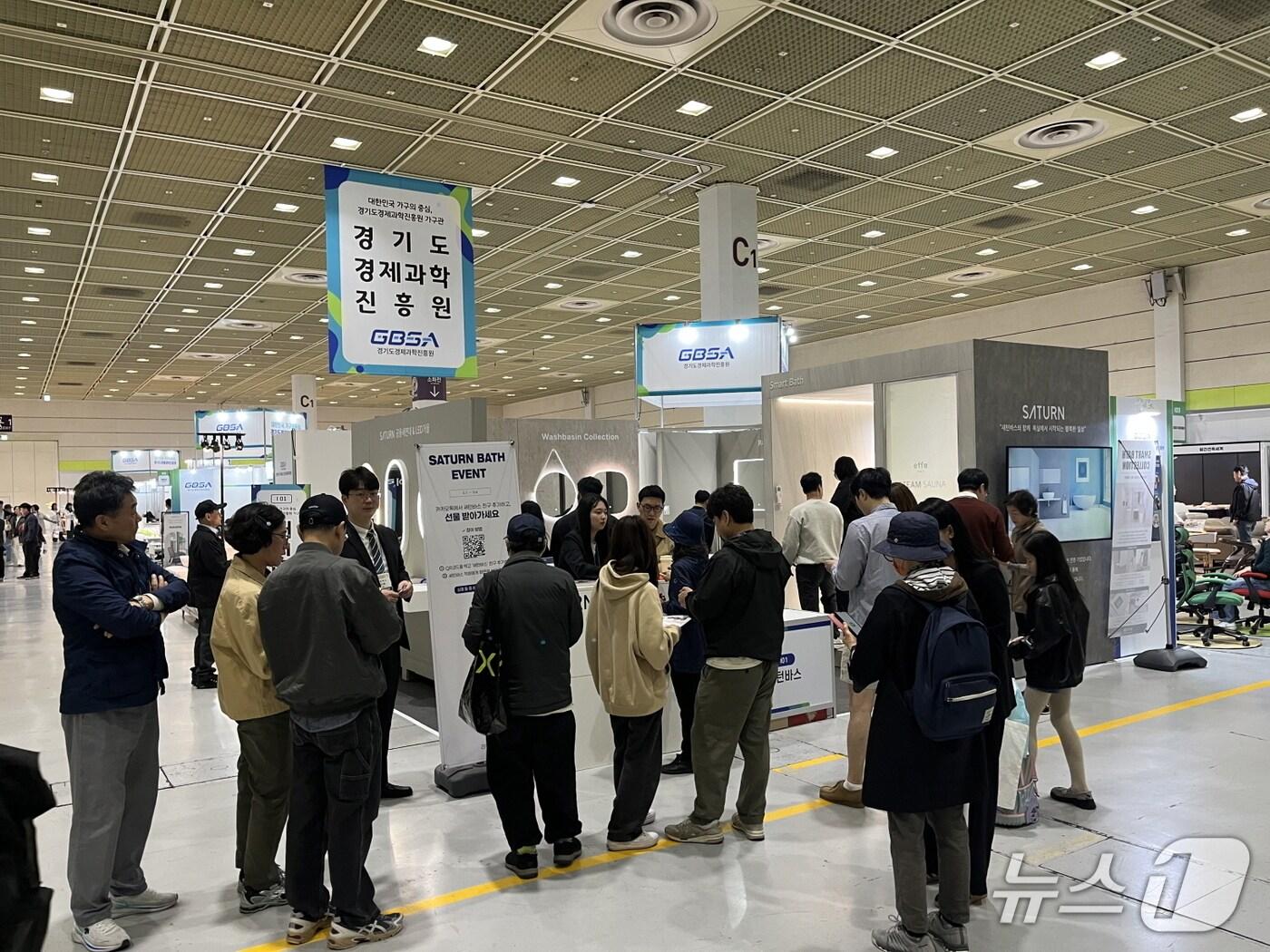 본문 이미지 - 경기도경제과학진흥원이 '서울국제가구 및 인테리어산업대전'(5월 1~4일)에서 '경기도 단체관'을 운영해 도내 가구기업의 현장상담을 지원했다.(경과원 제공. 재판매 및 DB금지)/뉴스1