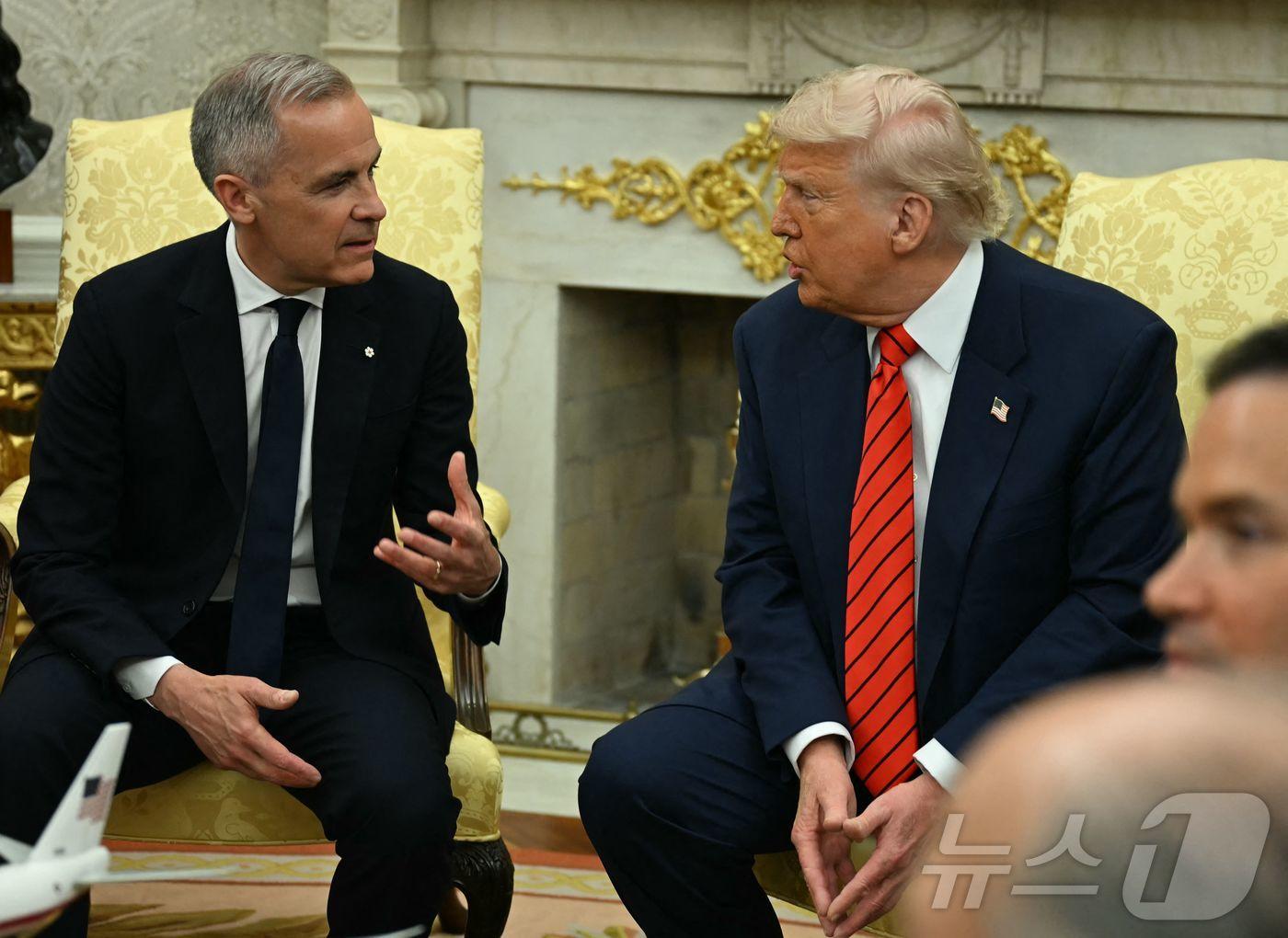 본문 이미지 - 도널드 트럼프 미국 대통령이 5월 6일&#40;현지시간&#41; 워싱턴 백악관에서 마크 카니 캐나다 총리와 회담하고 있다. 2025.05.07 ⓒ AFP=뉴스1 ⓒ News1 우동명 기자